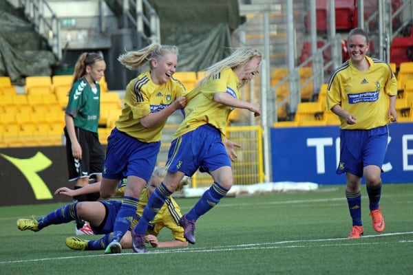 Brøndby jubler efter scoring til 1-0, der kom få minutter før slutfløjtet.