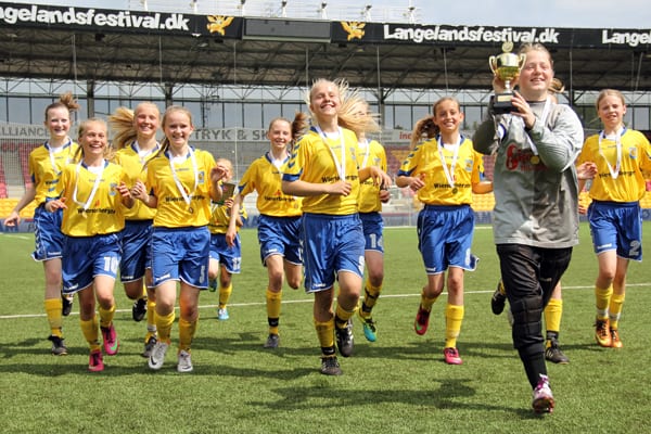 Glade Hillerødspillere fejrer sejren i DBU Sjællands Faxe Kondi Ungdomspokalen.