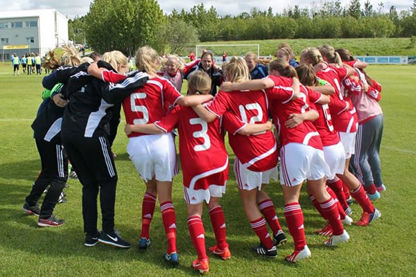 U16-landsholdet før kampstart i dagens opgør mod Sverige. Foto fra Kvindernes Fodboldlandsholds facebookside