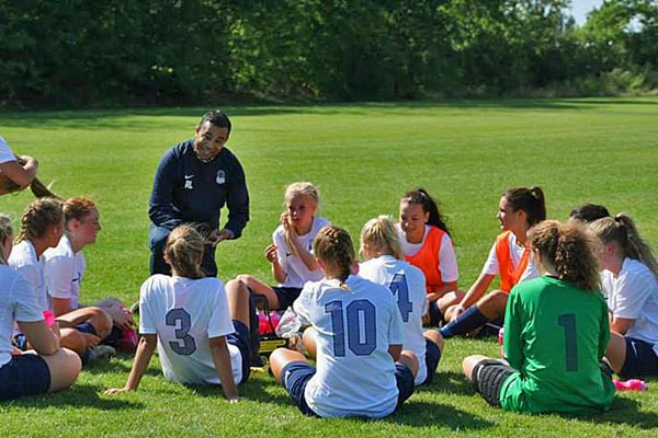 Cheftræner Rasmus Lykke i en snak med spillerne.