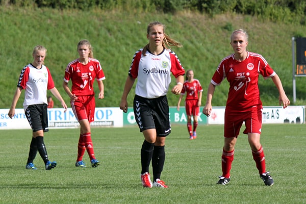 Vardes Ida Toft Kristensen (i midten) er blandt de spillere fra jyske klubber, som er udtaget til træningssamlingen i Vildbjerg.