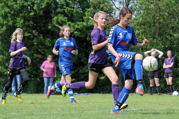 Der er masser af piger, der spiller fodbold i Danmark, men der er for få kvindelige fodboldledere.