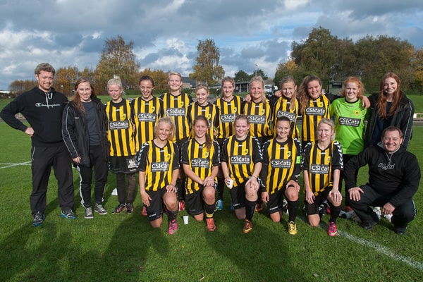 Herfølge Boldklub-Køge Pige FCs U18-piger efter at oprykningen kom i hus i oktober. Arkivfoto