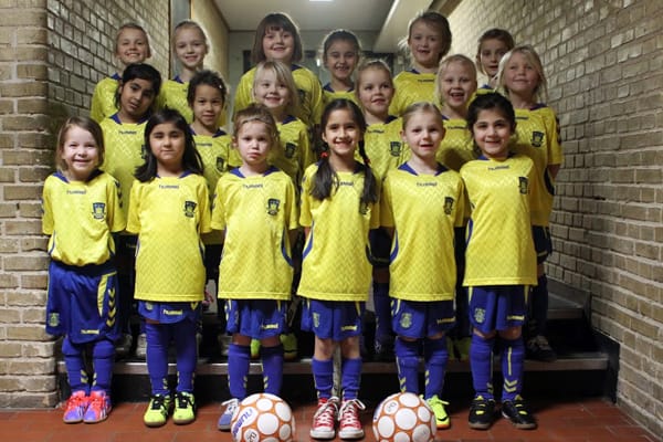 18 glade piger spiller nu U7-fodbold i Brøndby.