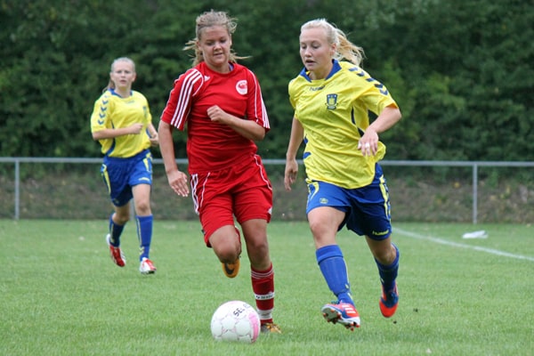 Brøndbys Cecilie Nielsen (th.) er den ene af to spillere fra østdanske klubber, der er udtaget.