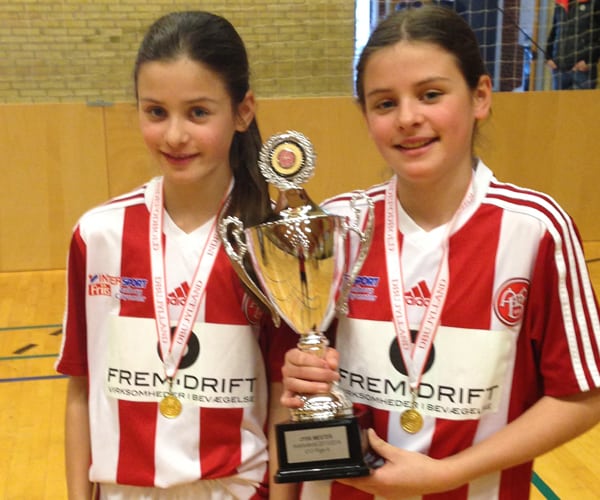 Signe og Mathilde fra det U13-hold, som vandt de jyske indendørsmesterskaber.