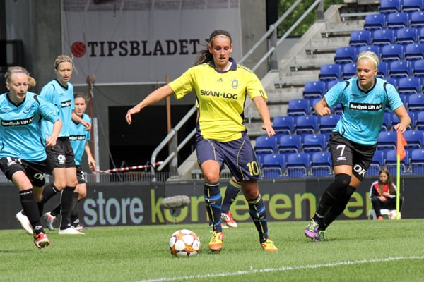 Camilla Kur i aktion for Brøndby mod Fortuna i 2012. Hun spiller i dag for Fortuna.