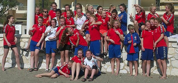 U14- og U16-piger samlet til fællesfoto i det sydspanske.
