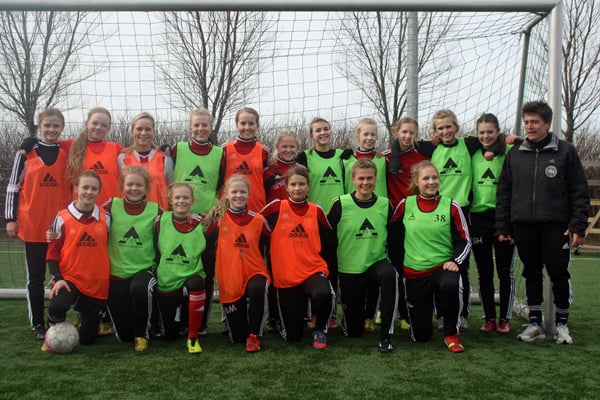 Aabs U15-piger, hermed med A-landsholdets træner, fører sin række.