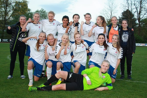 Glade Herlufsholm-piger efter sejren i semifinalen.