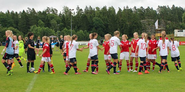De danske og norske spillere hilser på hinanden før mandagens kamp. Foto: DBU