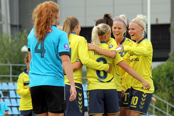 Store smil hos Brøndbyspillerne efter Theresa Nielsens scoring til 3-0. Foto: Steen Trolle