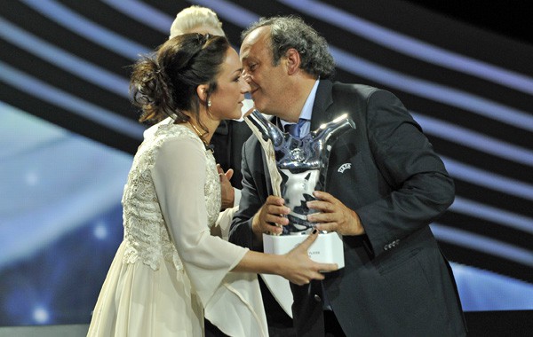 UEFAs præsident Michel Platini overrækker prisen til Nadine Kessler. Foto: UEFA
