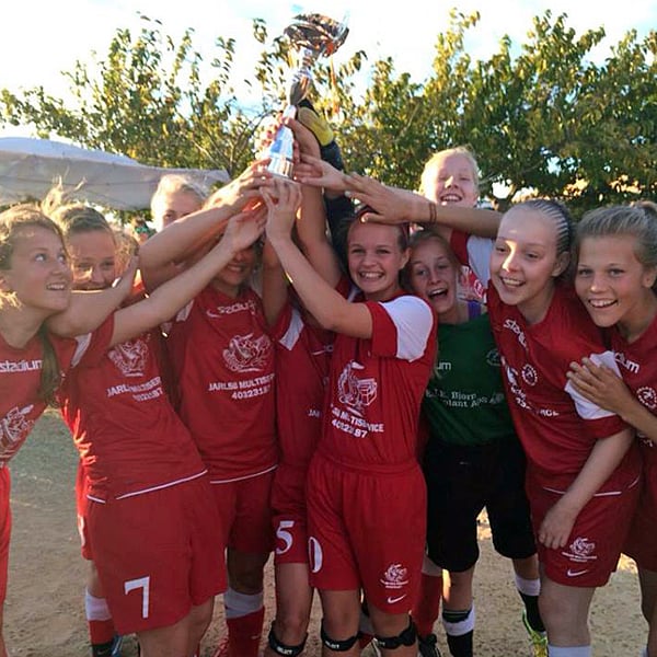 Glade Svogerslev-piger efter finalesejren.