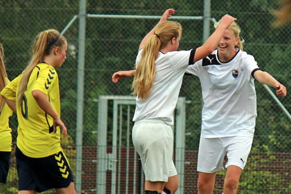 Sophie Stæhr (med ryggen til) har scoret et af sine ni mål.