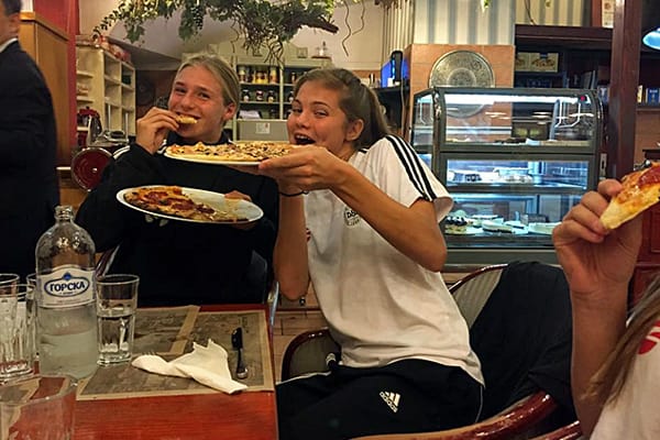 Signe Bruun og Freja Sørensen nyder en lækker pizza.