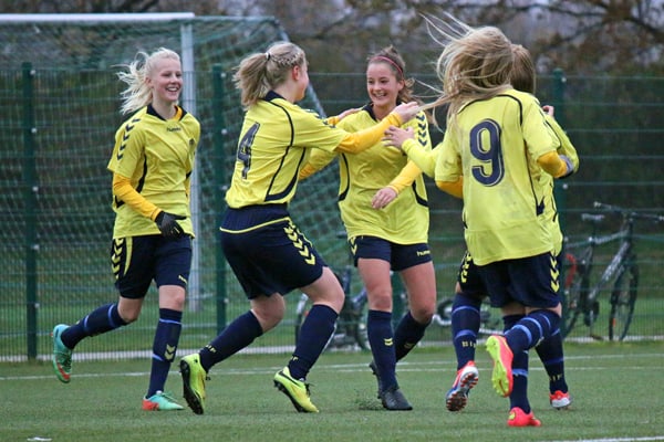 Solveig Valbjørn Knudsen har gjort det til 3-0 for Brøndby. Foto: Steen Trolle