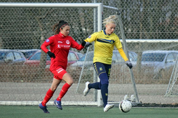 Stine Larsen, her i kamp med BSFs Busra Barut, scorede Brøndbys første mål.  Foto: Steen Trolle