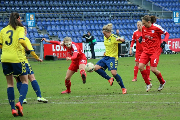 Mariann Gajhede (nr. 6) og resten af Linköpings FC var dybt skuffede efter lørdagens kamp i Brøndby.