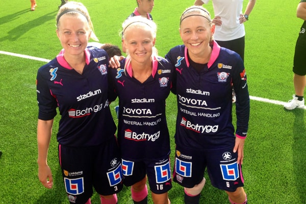 Pernille Harder (i midten) og hendes danske holdkammerater Janni Arnth (tv.) og Mariann Gajhede. 