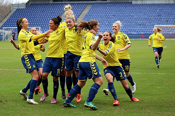 Brøndby jubler efter scoringen til 1-0 i kvartfinalen mod Linköpings FC. Brøndby gik samlet videre med 2-1.
