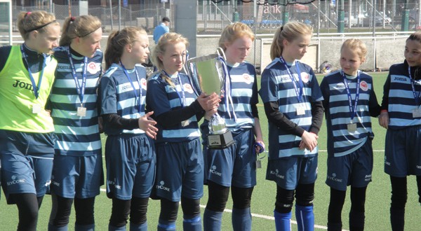 BSFs U14 1-piger med sølvmedaljerne efter finalenederlaget til Sundby.
