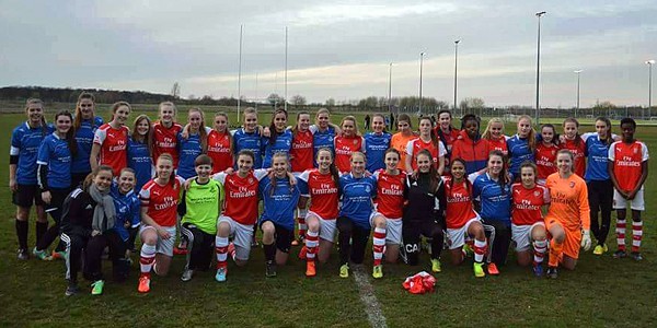 Roskildes U17 og U19 piger var i påsken på besøg i Arsenal. Her ses U17-pigene.