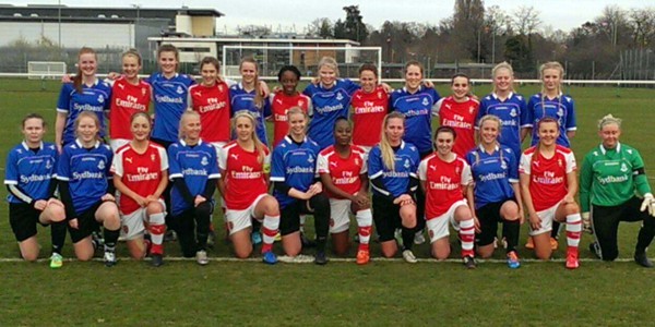 U19-pigerne i Arsenal-trøjer, fotograferet på turen til London i Ppåsken.