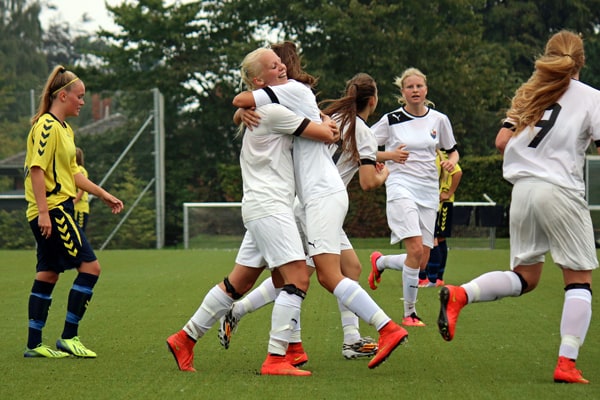 FA Københavns U17-piger, der her jubler efter en scoring mod Brøndby, rykker til B93. 