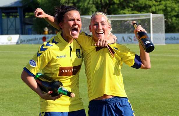 "Brøøøøndby...". Katrine Veje og Theresa Nielsen skriver deres glæde ud.