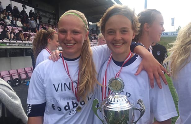 Her ses ’kampens profil’ og dobbelte målscorer Camryn Curts (tv.) med anfører Mie Jensen (th.).