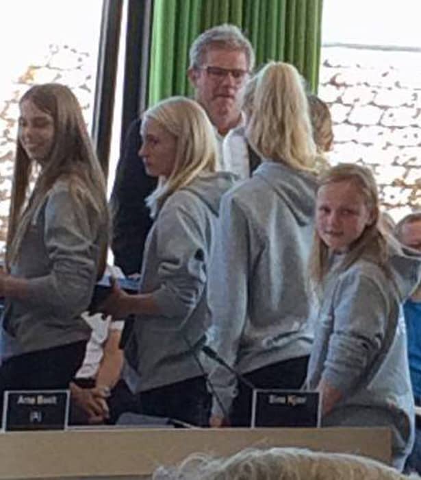 Fortuna-spillerne hilser på Hjørrings borgmester Arne Boelt.