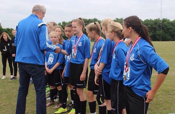 Roskildes U14-piger fik overrakt medaljer og pokal efter onsdagens sidste kamp mod B73.