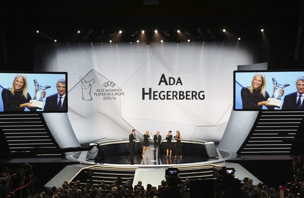Ada Hegerberg vandt med 13 jury-stemmer foran Amandine Henry (fire stemmer) og Dzenifer Marozán, der fik tre stemmer. Foto: Harold Cunningham, UEFA/ Getty Images 