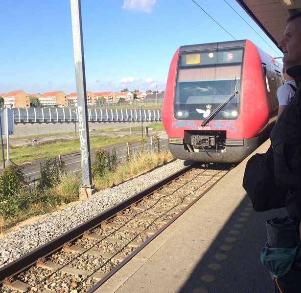 Videre med s-toget til træning i Brøndby.