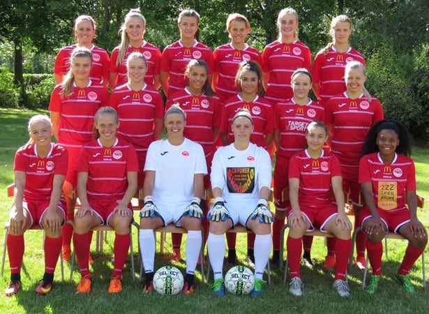 Pernille Larsen (øverst i midten) debuterede for en måned siden på BSFs 3F-hold.