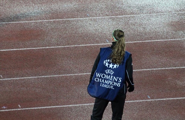 Nicoline i færd med at varme op under en Champions League kamp. 