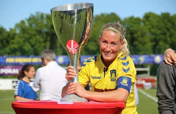 Theresa Nielsen har vundet mange titler med hjerteklubben Brøndby. Her med DBU-pokalen efter pokalfinalen i 2015. Arkivfoto: Steen Trolle