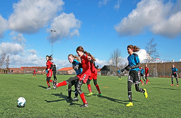 piedestal at tilføje spansk Hummel Cup med traditioner - Fodbold for piger