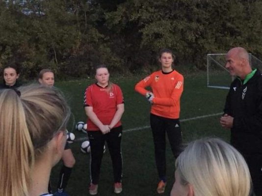 Erik Rasmussen træner for en dag i VB