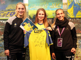 Brøndby-spillere overrakte Brøndby-trøje til Brøndby-fanen Katja :)