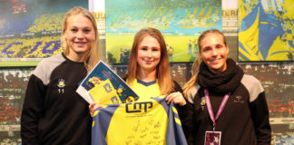 Brøndby-spillere overrakte Brøndby-trøje til Brøndby-fanen Katja :)