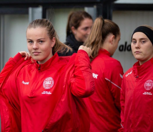 Ti skæve til Emma Færge: Holdets humørbombe, der altid tager højre støvle på først inden en kamp