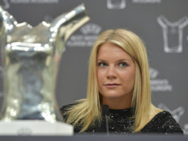 ”Ada, kan du holde på en hemmelighed – du kommer til at vinde Ballon d’Or…”