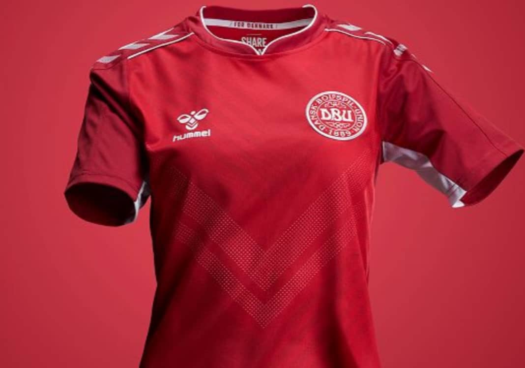 Kvindelandsholdet får nye trøjer på Kvindernes - Fodbold piger
