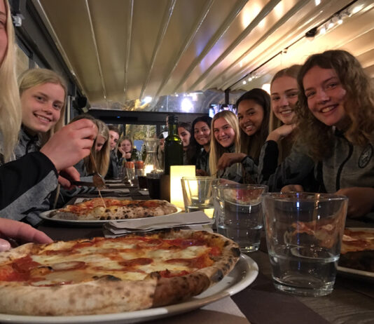 U17-spillere jubler efter EM-kvalifikation: ”Stemningen er helt fantastisk”