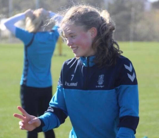 Korsbåndskadet og ude i næsten et år: Nu er Laura Hermann tilbage på banen