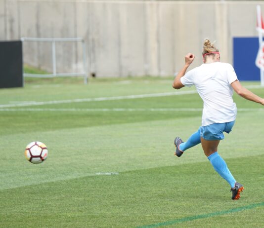 FODBOLD FOR PIGER undersøger, hvordan man scorer på straffespark