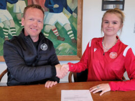 Historisk: Første pigespiller får ungdomskontrakt i AaB