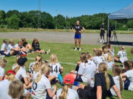 Landsholdsstjerne besøgte pigefodboldskole i Fredericia